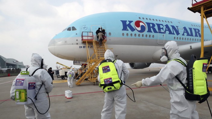 Coronavirus. Desinfektion eines Flugzeugs von Korean Air