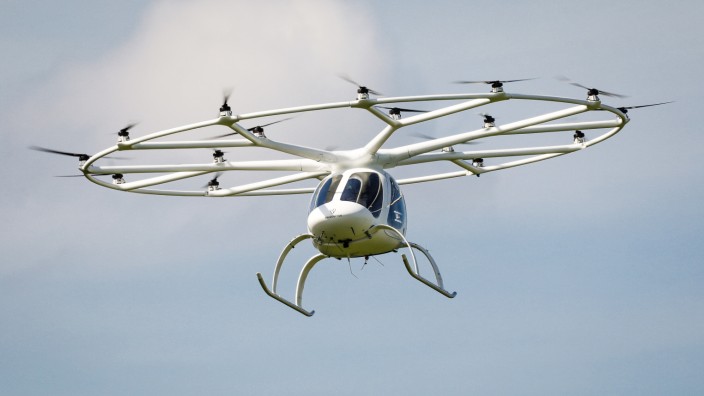 Internationale Automobil Ausstellung: Elektrische Flugtaxis, sogenannte Volocopter, sollen künftig auch über die IAA schweben (hier ein Exemplar bei einem Probeflug in Stuttgart).