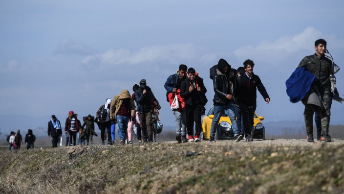 Syrienkrieg und Flüchtlinge: Menschen laufen am Fluss Meriç (griech.: Evros, im Deutschen als Mariza) an der türkisch-griechischen Grenze entlang.
