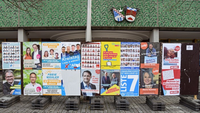 Fürstenfeldbruck: Am Donnerstag ist vor der Brucker Sparkasse ganz rechts wieder Freiraum für Die Partei. Und die AfD begnügt sich mit nur noch einem Plakat