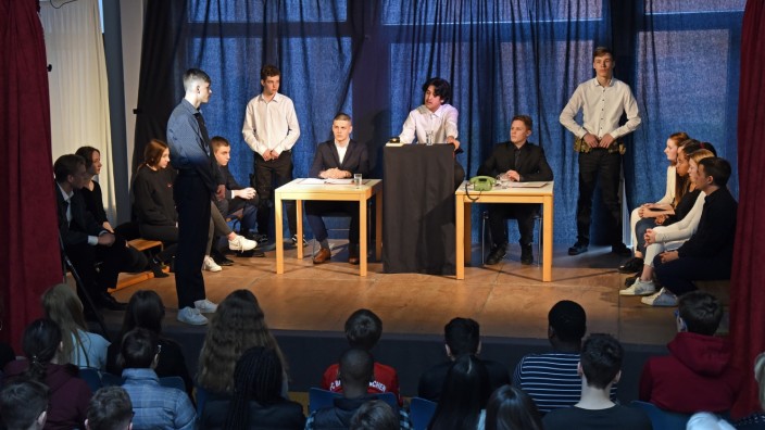 Erinnerungskultur: Mit aufgewühlter Stimme eröffnet Omid Jafari als Richter (Mitte) die Verhandlung. Links sitzen die Täter, rechts ihre Opfer.