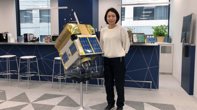 Japan: Firmenchefin Lena Okajima, 41, will Sternschnuppen selbst herstellen.