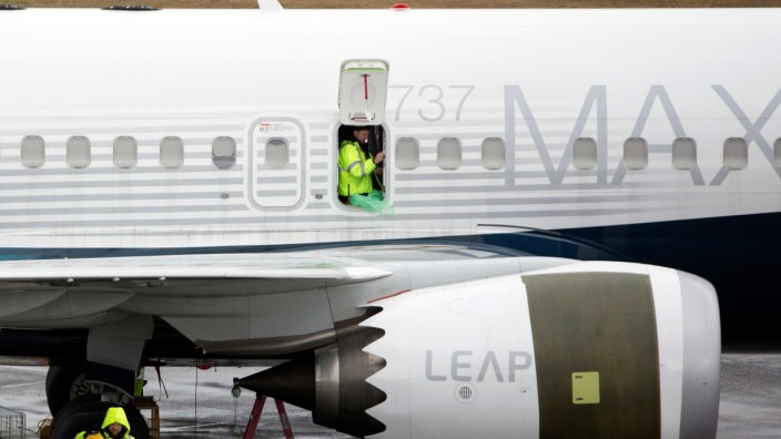 Boeing "737 Max": Arbeiter, die bei einer Boeing 737 Max 9 in Washington beschäftigt sind.