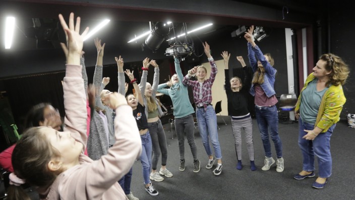Neues Angebot in Freising: Vom kommenden Schuljahr an gibt es am Camerloher-Gymnasium erstmals eine Theaterklasse. Susanne Röpke (rechts) wird sie leiten.