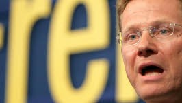 Opposition über Guttenberg: FDP-Chef Guido Westerwelle kritisiert, dass sich die Bundesregierung ausgerechnet in einer schweren Wirtschaftskrise im Schlüsselressort Wirtschaft ein solches Durcheinander erlaube.