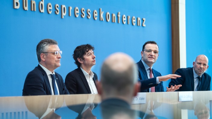 Bundesregierung: Er ermuntere die Verantwortlichen "ausdrücklich", Veranstaltungen mit mehr als 1000 Menschen abzusagen, bekräftigte Gesundheitsminister Jens Spahn am Montag in Berlin.
