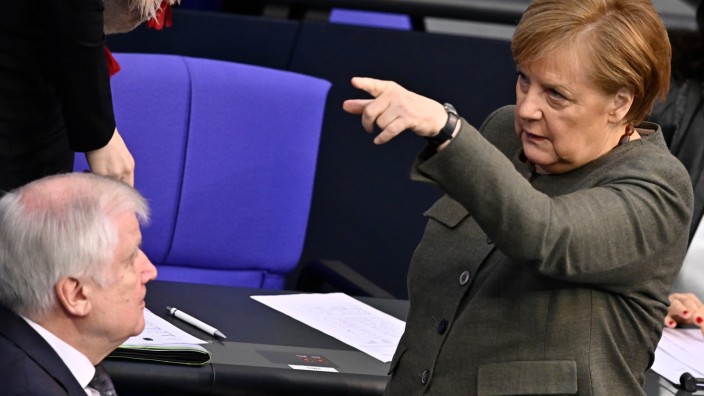 Flüchtlingskinder: Innnenminister Horst Seehofer und Bundeskanzlerin Angela Merkel bei der Bundestagssitzung am Donnerstag.