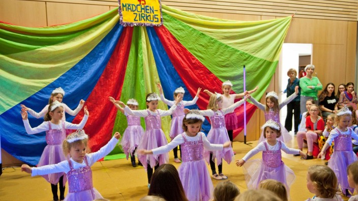 Große Aufführung in Aßling: Akrobatik, Tänze und Sketche bietet der "Mädchenzirkus", unter anderem einen "Tanz der Eisköniginnen". An dem Projekt beteiligt sind etwa 50 junge Darstellerinnen und zahllose Helfer hinter den Kulissen.