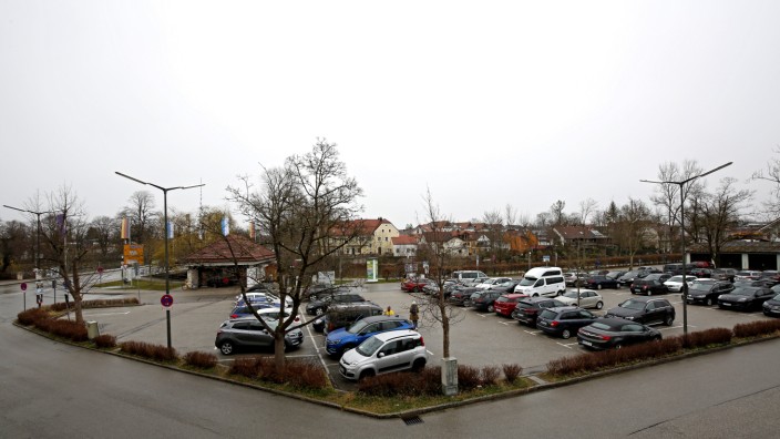 Wolfratshauser Stadtpolitik: Das geplante Parkhaus am Hatzplatz ist gescheitert. Wie es mit dem sensiblen Grundstück an der Loisach weitergeht, ist nun wieder offen.