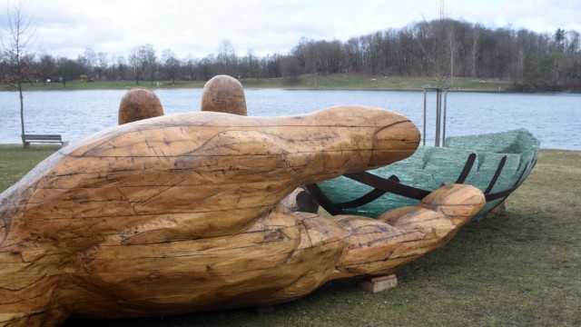 Glasarche am Karlsfelder See: Eine mächtig Holzhand hält die Arche. Das Kunstwerk ist gut acht Meter lang.