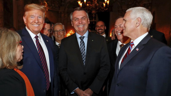 USA: Der brasilianische Staatschef Jair Bolsonaro war mit seinem Mitarbeiterstab zu Gast in Trumps Golfresort Mar-a-Lago. Mehrere Personen, die an dem Abend dabei waren, wurden später positiv auf das Coronavirus getestet.