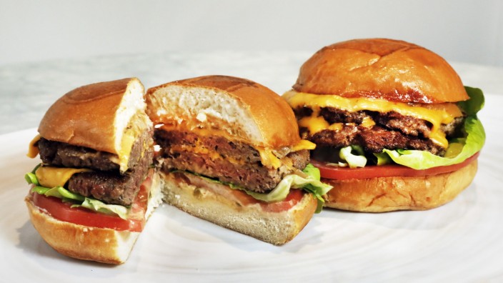 Lebensmittel: Zum Anbeißen: rein äußerlich lässt sich ein Burger mit echtem Fleisch nicht von der Veggie-Variante unterscheiden.