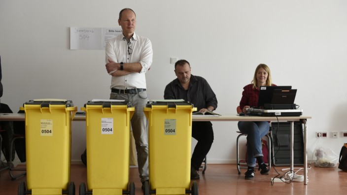 Kommunalwahl in München: Warten auf den Wähler: Trotz der Unsicherheit durch das Coronavirus stieg die Wahlbeteiligung in München im Vergleich zu 2014.