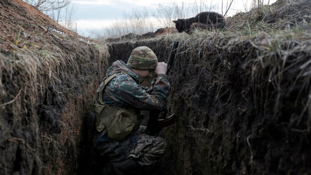Ukraine: Der Kleinkrieg geht weiter: Trotz offiziellen Waffenstillstands kommt es in der Ostukraine immer wieder zu Gefechten - im Bild ein ukrainischer Soldat in einem Schützengraben.