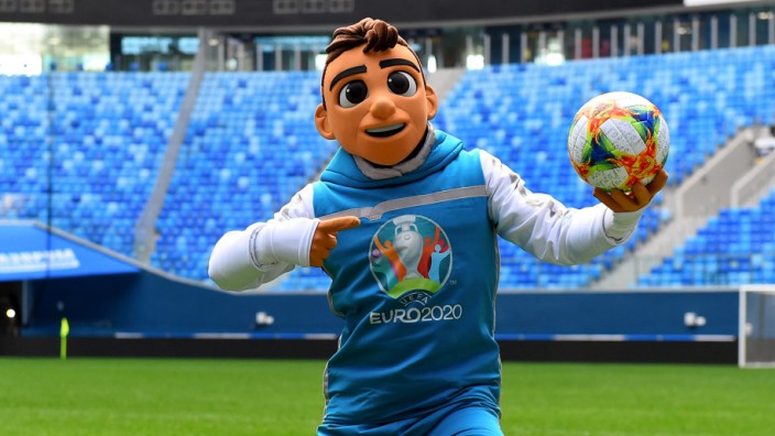 Fußball-EM erst 2021: Pausenclown: Skillzy, das offizielle Maskottchen der Europameisterschaft, muss sich jetzt (mindestens) bis zum Sommer 2021 fit halten.