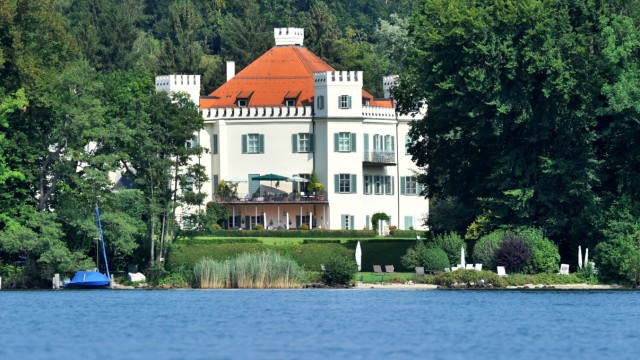 Promi-Tipps für München und Region: Zum Picknick geht es an Schloss Possenhofen vorbei über die Wiese zum Wasser.