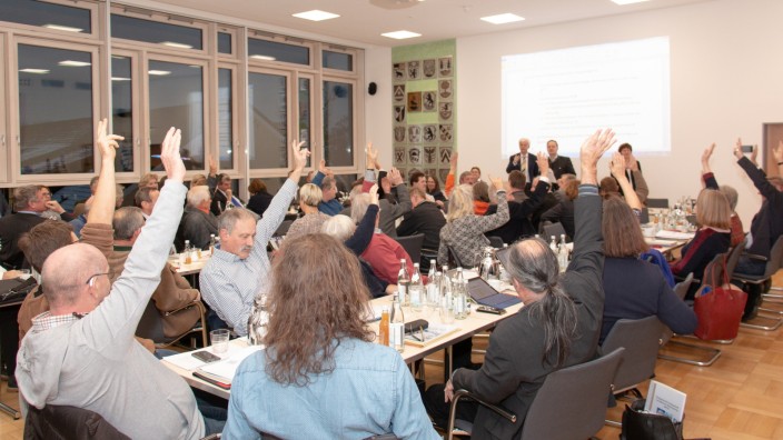 Kommunalwahl 2020: Momentaufnahme aus einer Kreistagssitzung im Dezember 2018. Künftig werden die Grünen-Kreisrätinnen und -räte mehr Platz an den Tischen im Sitzungssaal beanspruchen, dafür muss die SPD einige Stühle räumen.