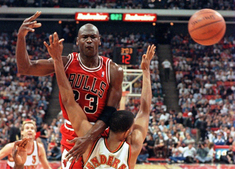 Michael Jordan Chicago Bulls li gegen Alan Henderson Atlanta Hawks PUBLICATIONxINxGERxSUIxAU; Michael Jordan