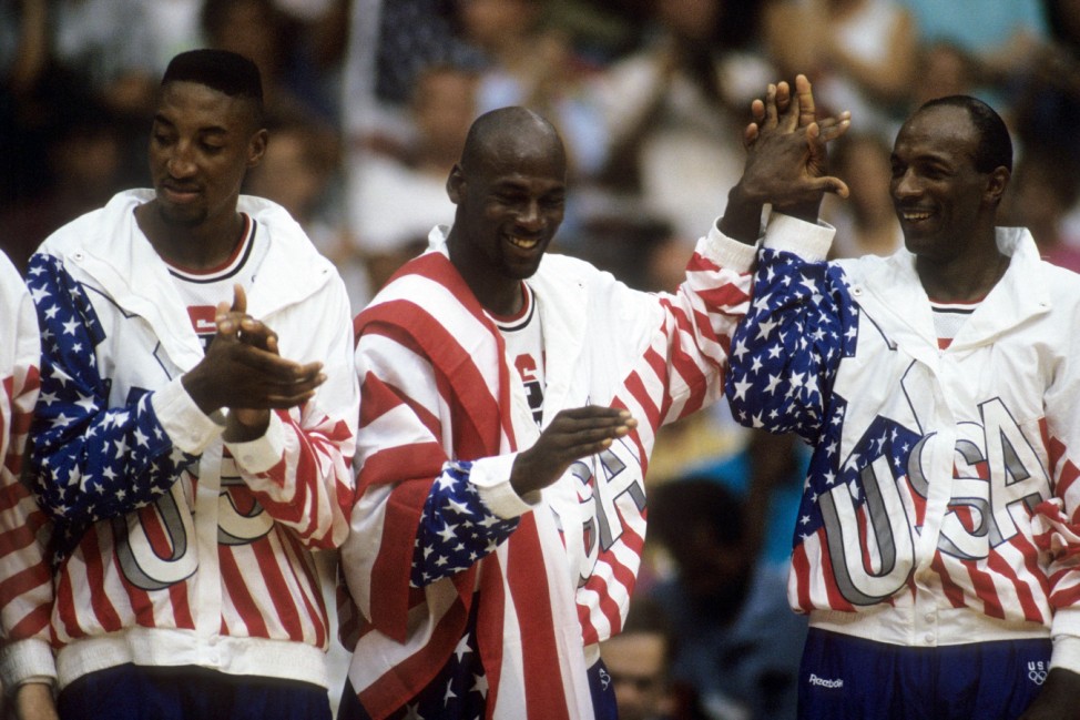 Michael Jordan Mitte Scottie Pippen li und Clyde Drexler alle USA Olympiasieger bei den Sp; Michael Jordan