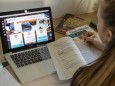 Mebis, Mail und Matheseiten - Wie Schüler trotz Corona lernen