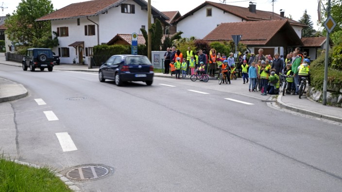 Verkehrssicherheit: Auch viele Eltern in Münsing setzen sich für eine Verkehrsberuhigung der Hauptstraße ein. Nun wird über Tempo 30 diskutiert.