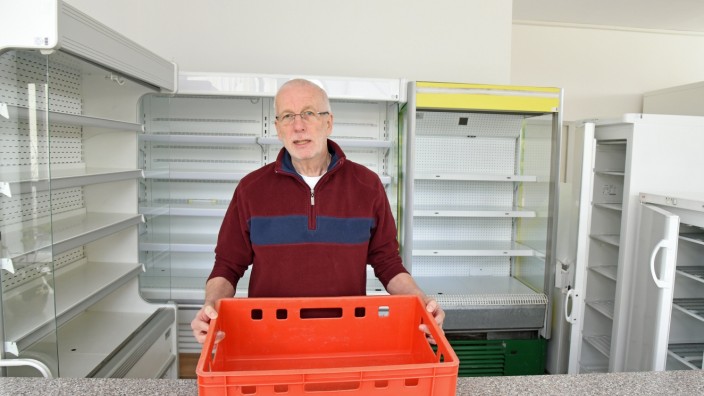 Germering: Alles ausgegeben: Jürgen Quest von der Germeringer Tafel vor leeren Kühlschränken und Kühlregalen.