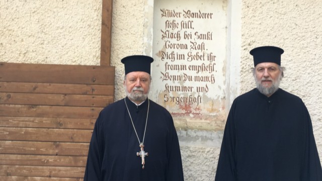 Sauerlach: Sprachen Gebete für die Genesung der am Corona-Virus erkrankten Menschen: die Erzpriester Apostolos Malamoussis (links) und Georgios Vletsis.