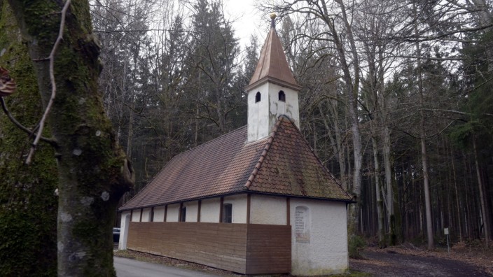 Sauerlach: Im Sauerlacher Ortsteils Arget in einem kleinen Waldstück steht die Corona-Kapelle.