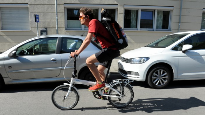 Wirtschaft in München: Bisher lieferten Fahrradkuriere vor allem Geschäftsbriefe oder andere wichtige Unterlagen aus - demnächst wird der ein oder andere Zusteller wohl Bücher transportieren.