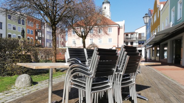 Für Menschen da sein: Die Stühle sind zusammengeräumt. Mit dem draußen im Café Sitzen ist es vorerst vorbei. Dafür sorgte am Freitagmittag Ministerpräsident Markus Söder als er Ausgangsbeschränkungen verhängte.