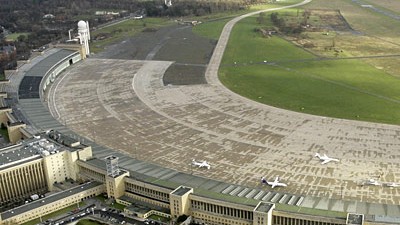 Nutzungsvorschläge für Tempelhof: Raum für Kreativität: Der Berliner Architekt Jakob Tigges will aus dem brachliegenden Flughafen Tempelhof eine alpine Landschaft machen.