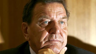 Iran-Reise des Altkanzlers: Gerhard Schröder hält nichts von Sanktionen gegen in Iran, während sich sein früherer Zögling Frank-Walter Steinmeier als Außenminister dafür einsetzt.