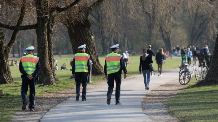 Polizei patroulliert im Englischen Garten, das war am Fr, 20.03.