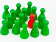 Rote und grüne Spielfiguren Mobbing Einsamkeit und Außenseiter im Team McPBBO McPBBO
