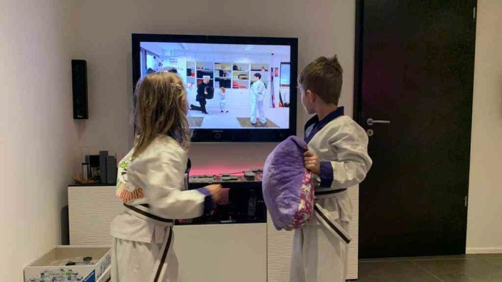 Puchheim: Aufmerksame Zuschauer: Zwei Kinder verfolgen die Übungsdemonstration am heimischen Fernsehgerät.