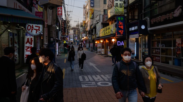 Coronavirus: Seoul am Dienstag: Es ist ruhig, aber nicht menschenleer, die Regierung hat auf strikte Auflagen verzichtet.