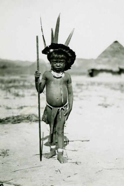 Fotografie: Das Foto eines Häuptlingssohns in Nordbrasilien im Museum Fünf Kontinente.