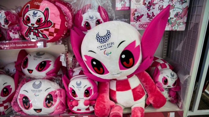 Pressestimmen: Krisenresistent: Maskottchen mit unbegrenzter Haltbarkeit in den Auslagen eines Olympia-Shops in Tokio.