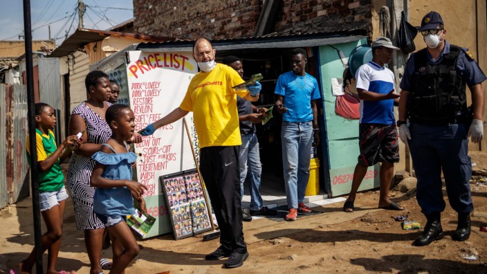 Coronavirus: Mit Seife gegen die Seuche: Ein Ehrenamtlicher versucht die Bewohner einer Township bei Johannesburg vor den Gefahren der Corona-Epidemie zu schützen.
