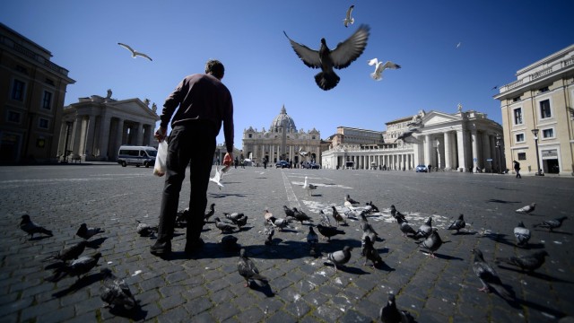 Blick ins Ausland: An der Grenze von Rom zum Vatikan füttert ein Obdachloser Tauben.