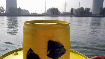 Atomkraft: Atomkraftgegner auf einem Solarboot vor dem Atommeiler Biblis: "Der Regierungsauftrag für Schwarz-Gelb ist nicht gleichzeitig als Votum für die Atomkraft zu sehen."