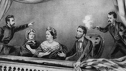 Schauspieler John Wilkes Booth verübte ein Pistolenattentat auf den Präsidenten während einer Theatervorstellung. Abraham Lincoln erlag einen Tag später seinen Verletzungen.