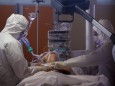 Coronavirus: Mediziner kümmern sich um einen an Covid-19 erkrankten Patienten