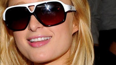 Verhaltensökonomie: Das Ergebnis eines Experiments: Wer wie Paris Hilton eine teure Sonnenbrille trägt, sieht besser.