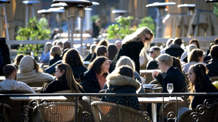 Coronavirus: Stockholmer am Donnerstag auf einer der vielen Terrassen der Stadt.