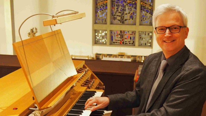 Gilching: Der Organist, Dirigent und Chorleiter Roberto Seidel tritt die Nachfolge von Markus Schwaiger als Kirchenmusiker von St. Sebastian an.