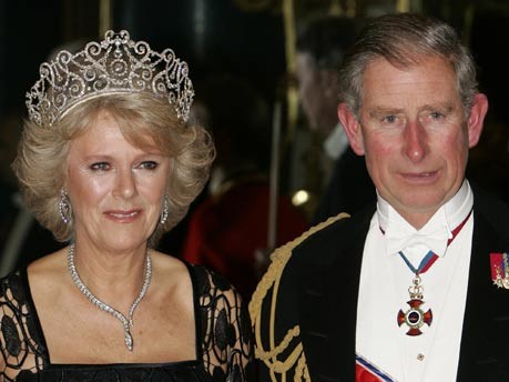 Royale Paare, Ein Schritt hinter der Königin