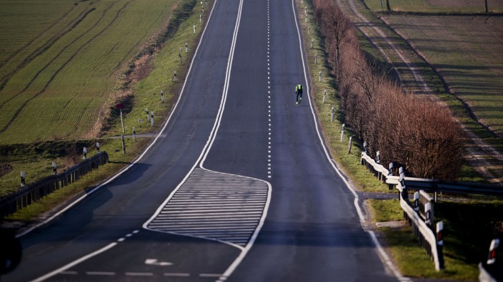 Klimaschutz: Bessere Luft in Zeiten des Shutdown: Ein einsamer Fahrradfahrer am Wochenende im hessischen Taunus.