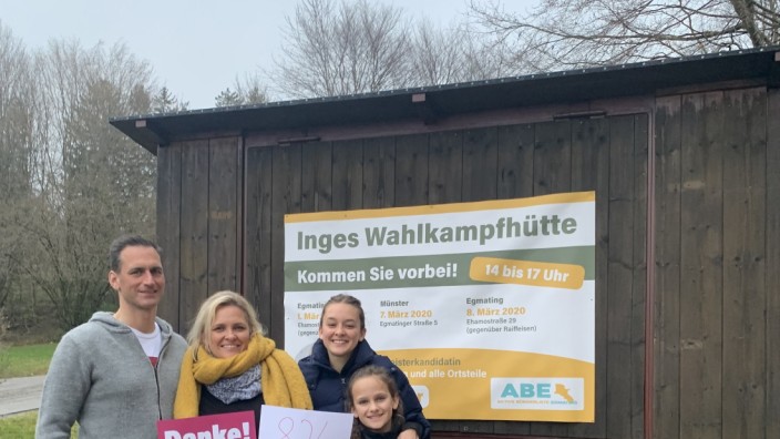 Kommunalwahl in Egmating: Inge Heiler ist neue Bürgermeisterin in Egmating. Darüber freuen sich auch ihr Mann Hans und ihre Töchter Romy und Marina.