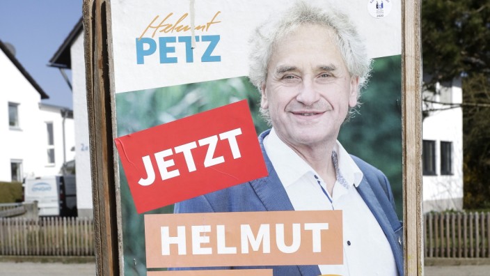 Stichwahl zum Landrat: Jetzt Petz. Das Wahlplakat sagt die Wahrheit. Der Kandidat der Freien Wähler ist neuer Freisinger Landrat.